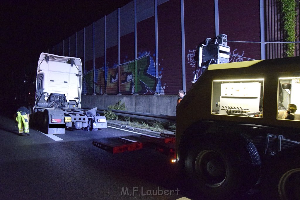 LKW Verfolgung A 3 Rich Oberhausen gestellt mit Nagelbrett Hoehe AS Koeln Dellbrueck P24.JPG - Miklos Laubert